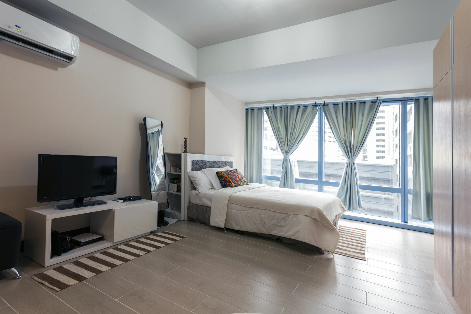 Csuites At Two Central Residences Makati City Екстер'єр фото
