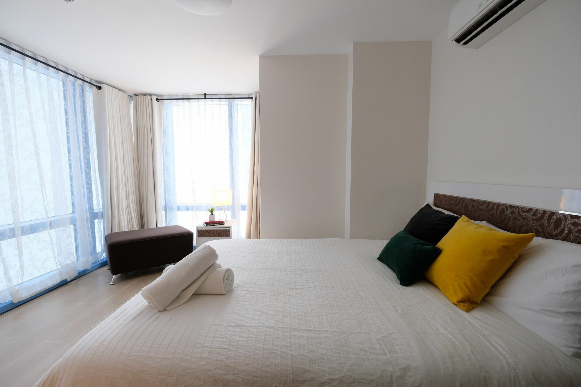 Csuites At Two Central Residences Makati City Екстер'єр фото