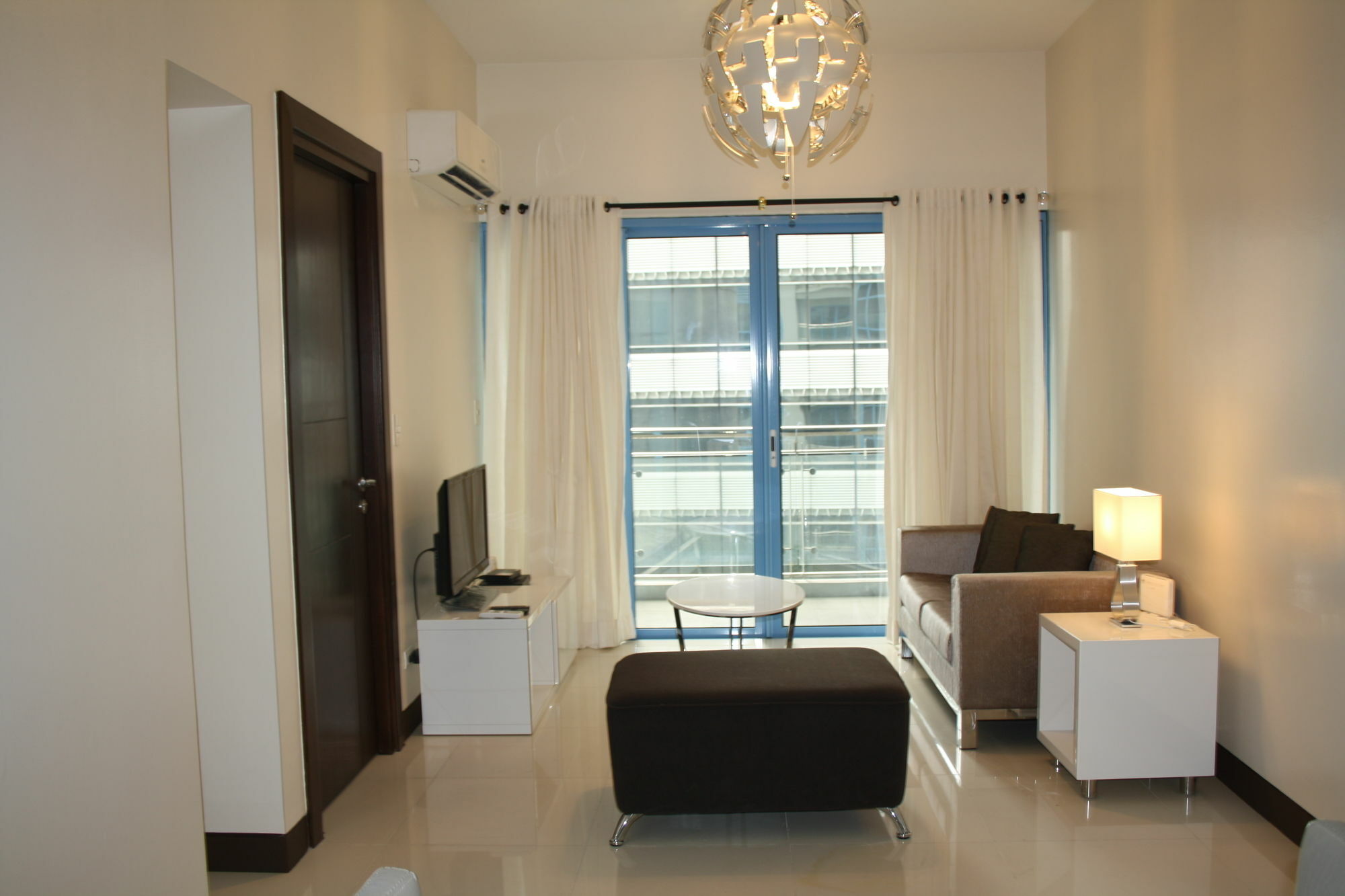 Csuites At Two Central Residences Makati City Екстер'єр фото