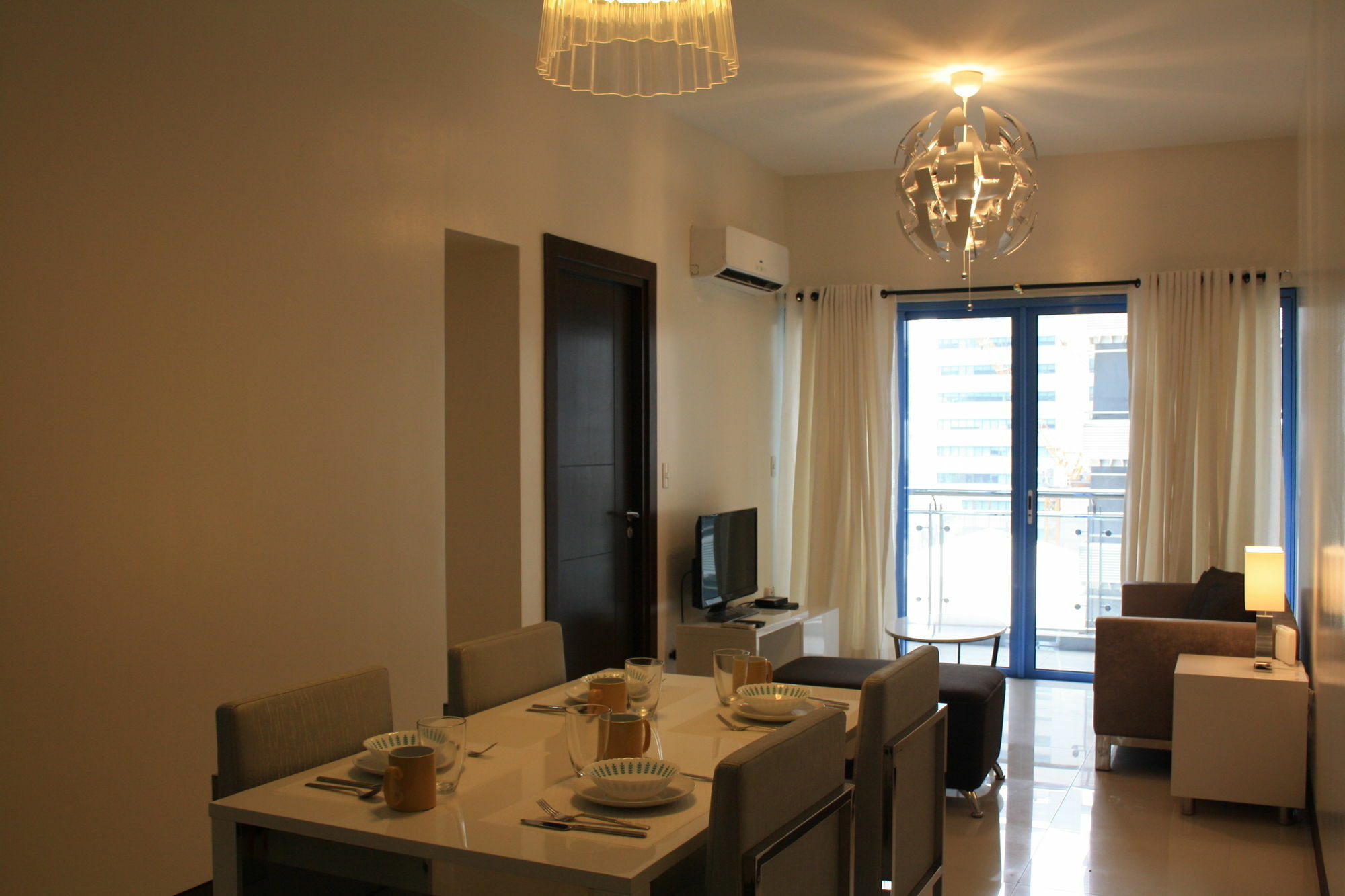 Csuites At Two Central Residences Makati City Екстер'єр фото